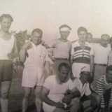 Il presidente Peppino Laruccia (primo a sinistra con la canottiera bianca) posa con la squadra